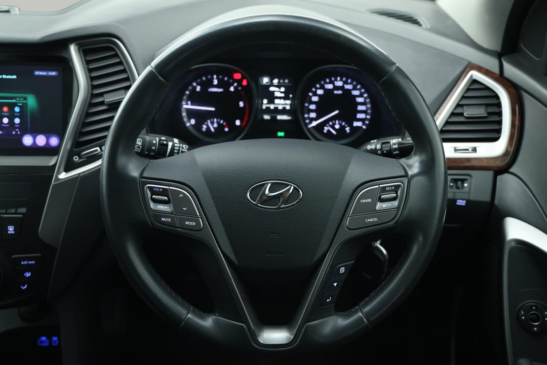 2017 Hyundai Santa Fe Active Crdi (4x4), Automatic, 94395 km, Steering Wheel Close-up