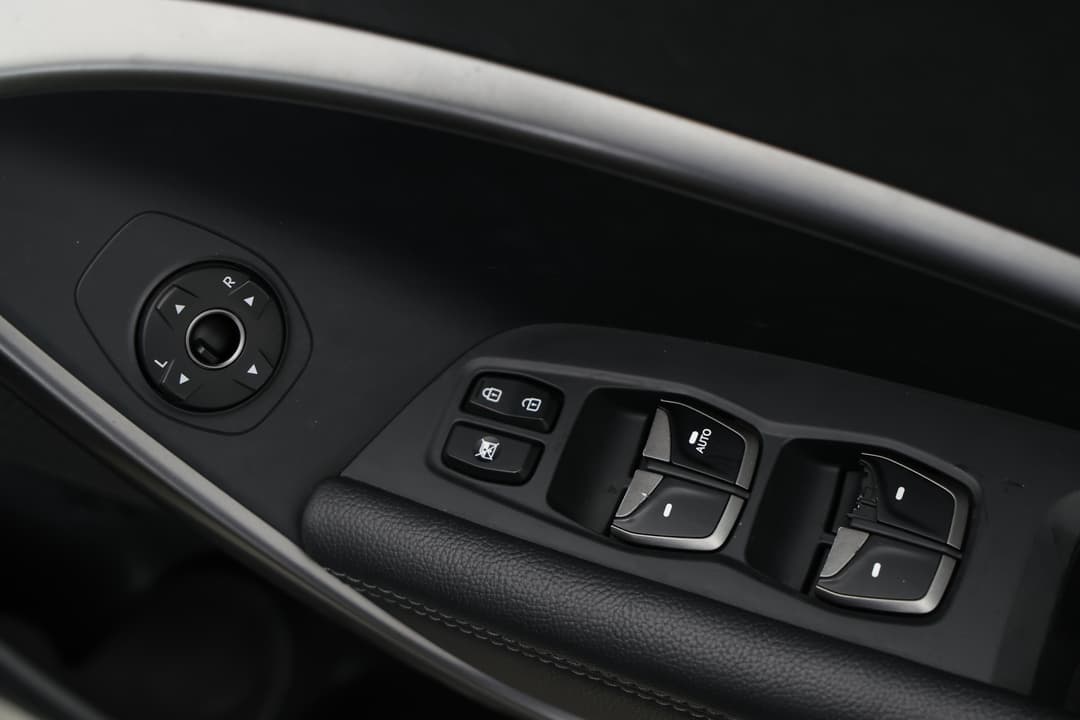 2017 Hyundai Santa Fe Active Crdi (4x4), Automatic, 94395 km, Drivers Side Door Panel Controls