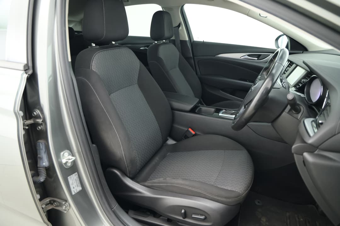 2018 Holden Commodore Lt, Automatic, 81786 km, Right Side Front Door Cabin View