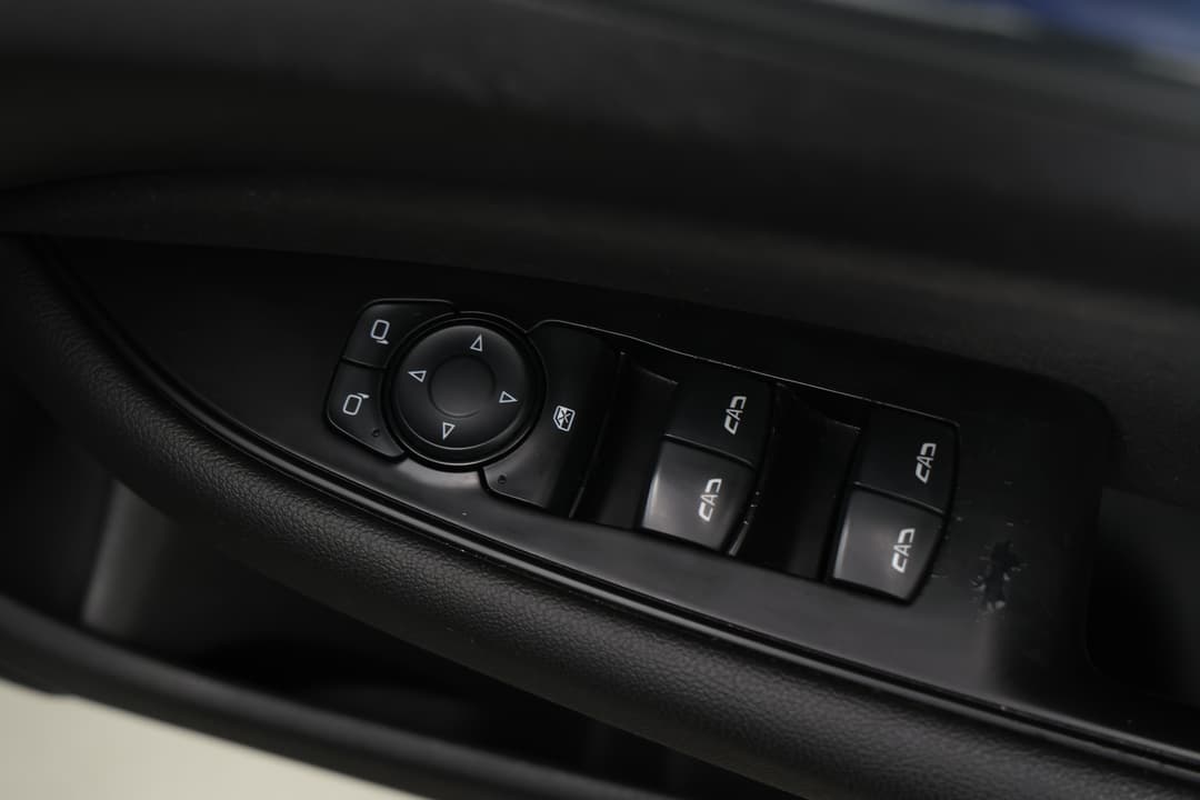 2018 Holden Commodore Lt, Automatic, 81786 km, Drivers Side Door Panel Controls