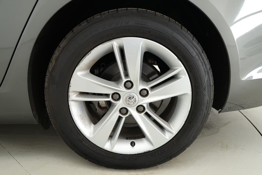 2018 Holden Commodore Lt, Automatic, 81786 km, Left Rear Wheel