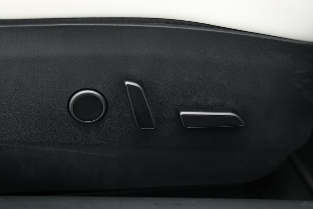 2022 Tesla Model 3 Performance, Automatic, 37333 km, Drivers Side Adjustment Panel