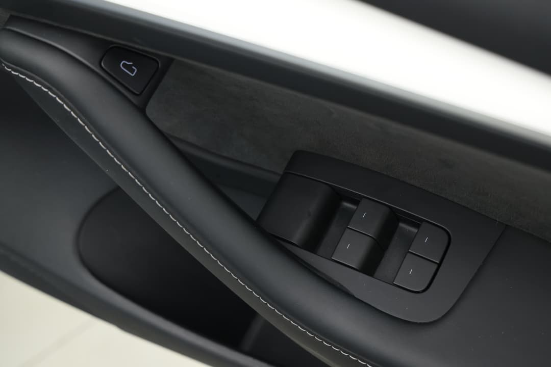 2022 Tesla Model 3 Performance, Automatic, 37333 km, Drivers Side Door Panel Controls