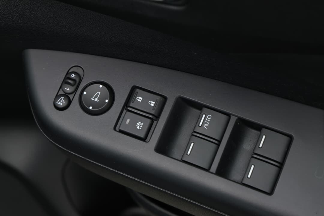 2016 Honda CR-V Vti (4x2), Automatic, 99182 km, Drivers Side Door Panel Controls