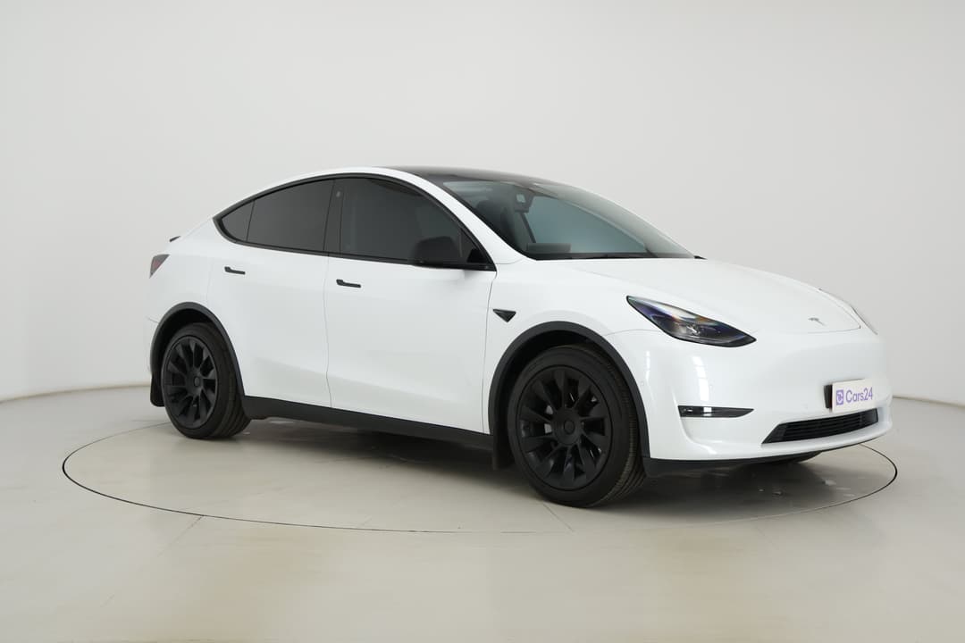 2023 Tesla Model Y Long Range, Automatic, 54935 km, Right Front Diagonal (45- Degree) View