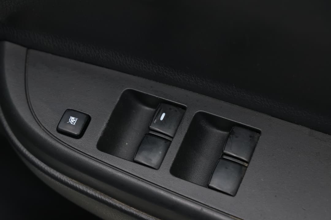 2020 Mitsubishi Triton Glx (4x4), Manual, 154745 km, Drivers Side Door Panel Controls
