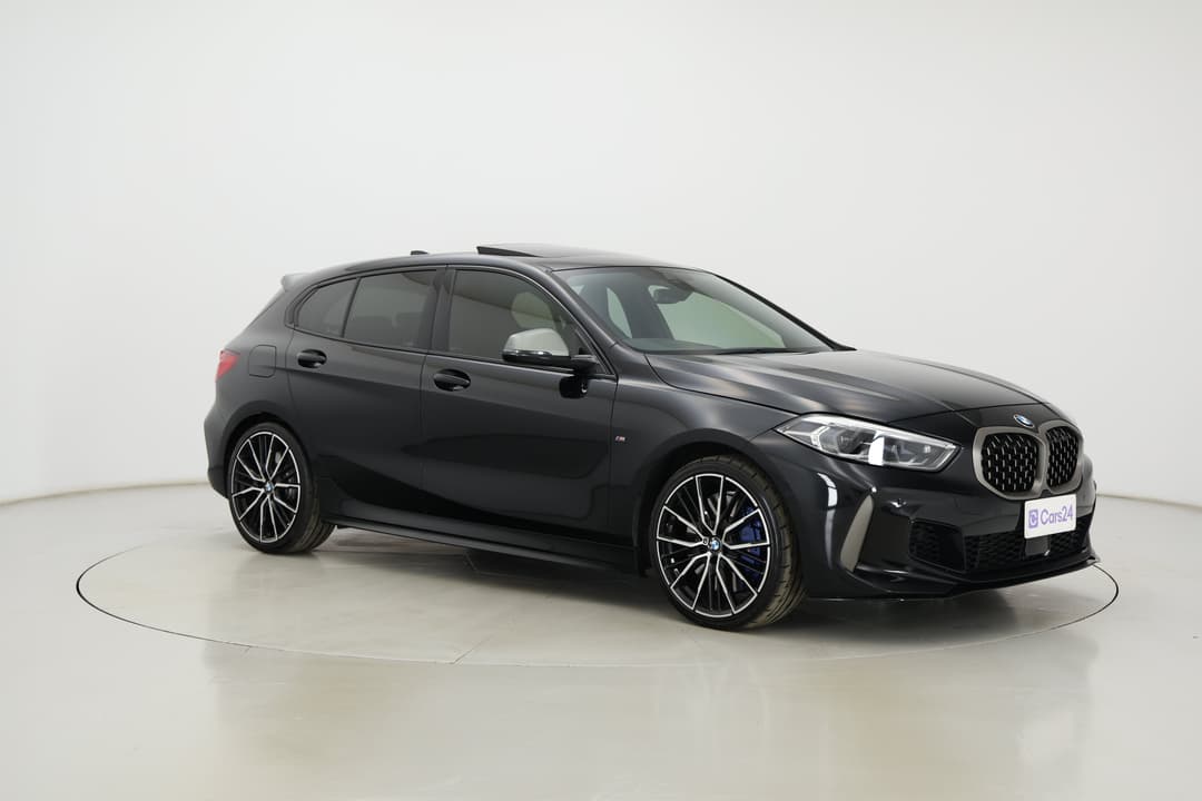 2021 BMW 1 M135i xDrive, Automatic, 56892 km, Right Front Diagonal (45- Degree) View