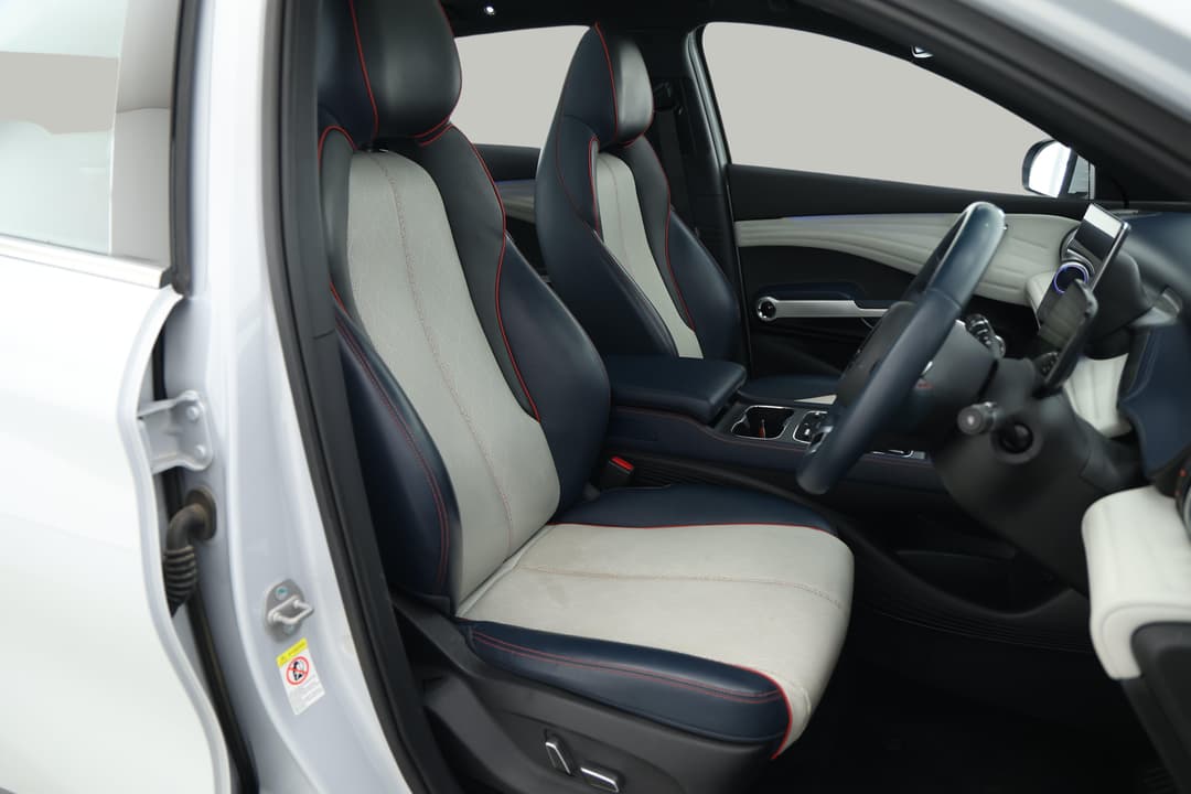 2023 Byd Atto 3 Extended Range, Automatic, 50115 km, Right Side Front Door Cabin View
