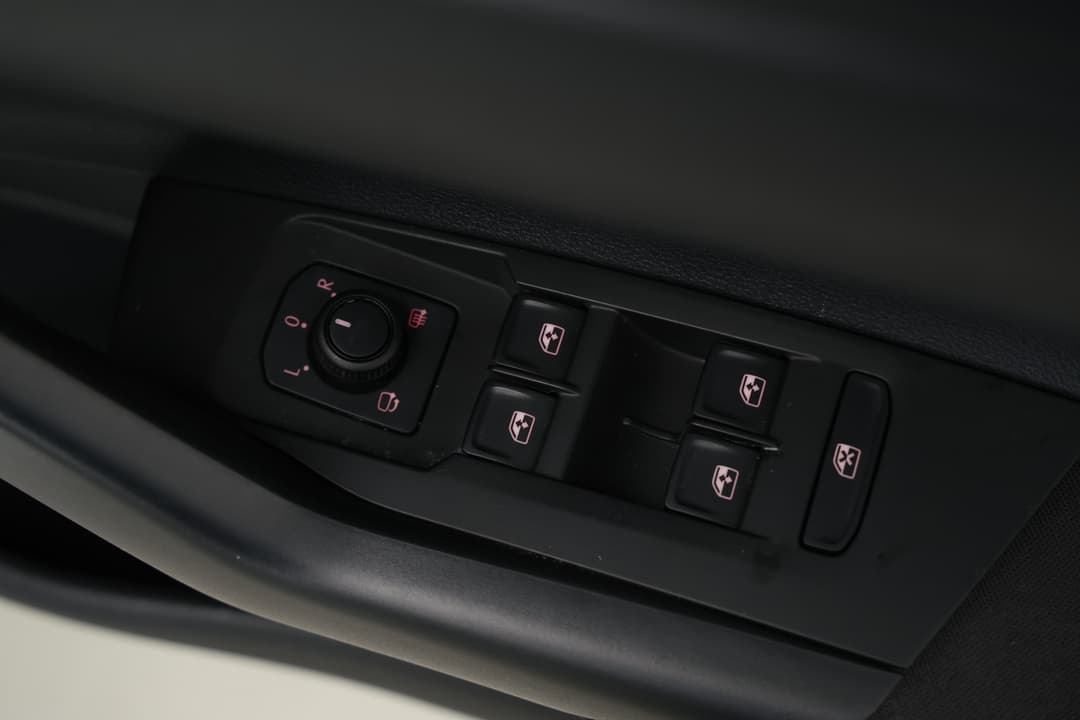 2019 Volkswagen Polo 85tsi Comfortline, Automatic, 48647 km, Drivers Side Door Panel Controls
