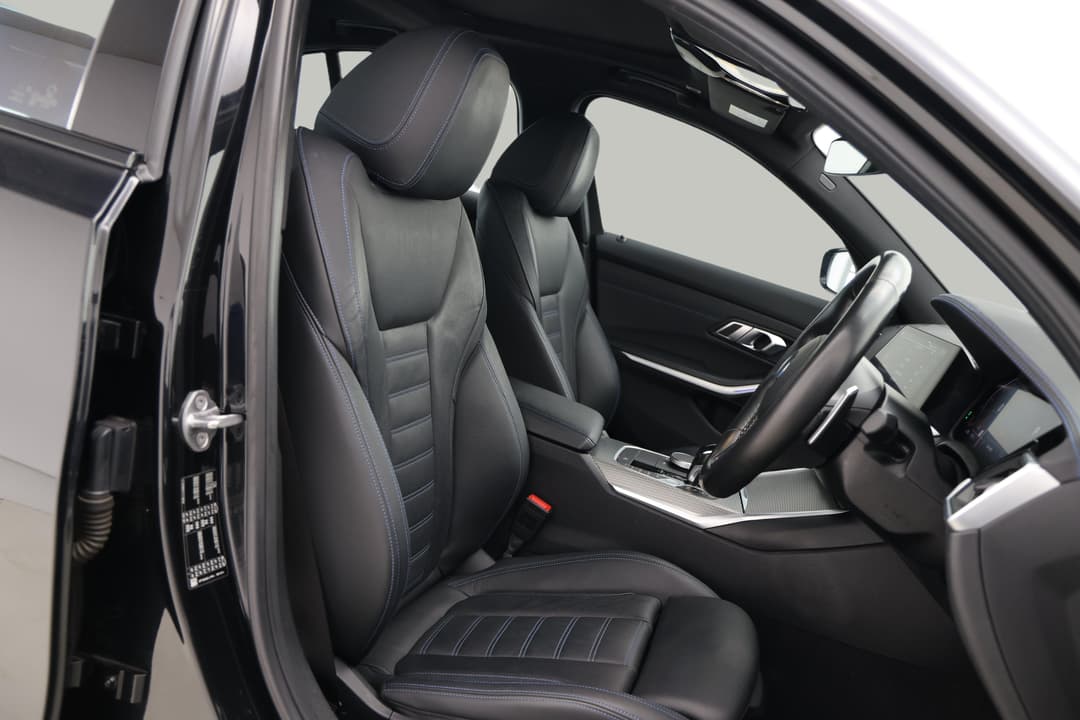 2020 BMW 3 30i M Sport, Automatic, 61565 km, Right Side Front Door Cabin View