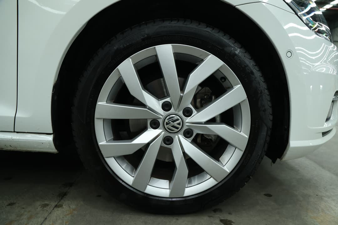 2018 Volkswagen Golf 110 Tsi Highline, Automatic, 41617 km, Right Front Wheel