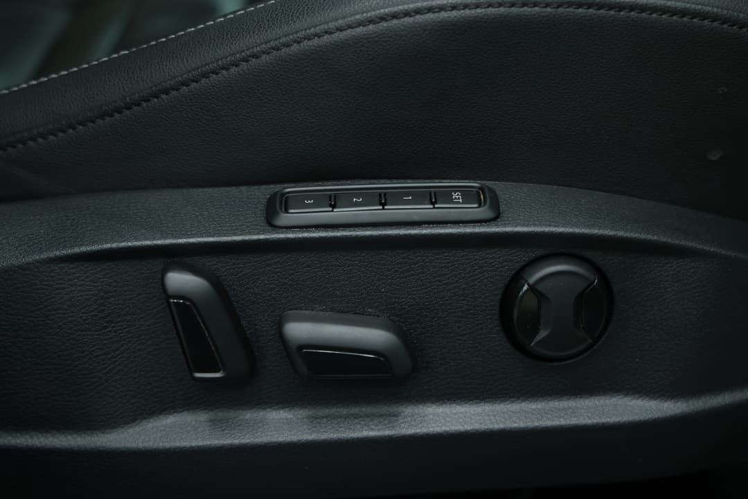 2018 Volkswagen Golf 110 Tsi Highline, Automatic, 41617 km, Drivers Side Adjustment Panel