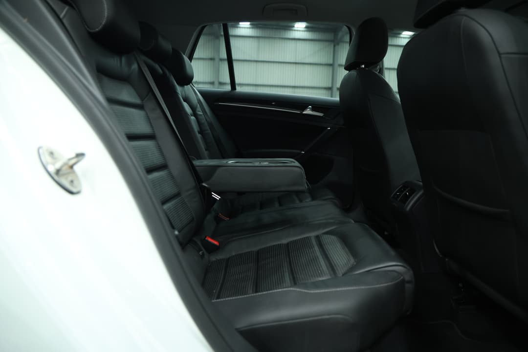 2018 Volkswagen Golf 110 Tsi Highline, Automatic, 41617 km, Right Side Rear Door Cabin View