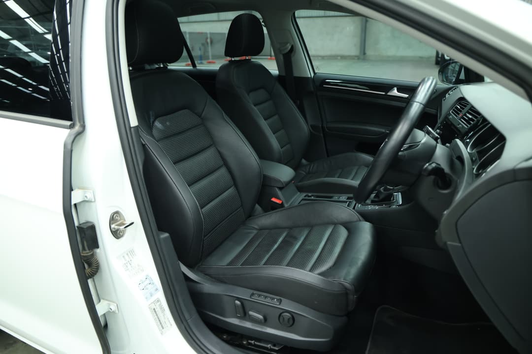 2018 Volkswagen Golf 110 Tsi Highline, Automatic, 41617 km, Right Side Front Door Cabin View