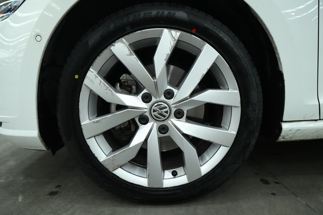 2018 Volkswagen Golf 110 Tsi Highline, Automatic, 41617 km, Left Front Wheel