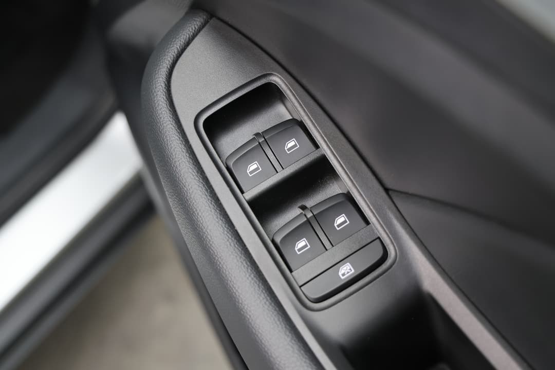 2023 MG ZS Excite, Automatic, 31583 km, Drivers Side Door Panel Controls