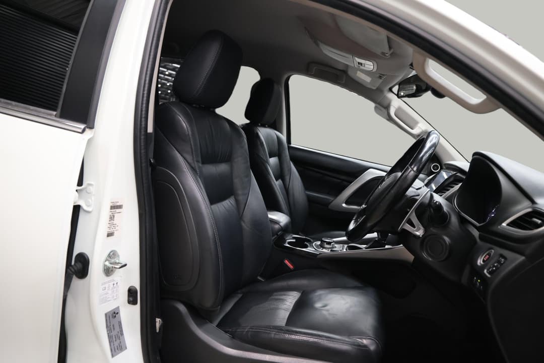 2016 Mitsubishi Pajero Sport Exceed (4x4) 7 Seat, Automatic, 167083 km, Right Side Front Door Cabin View
