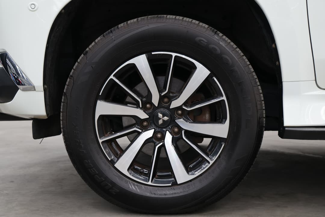 2016 Mitsubishi Pajero Sport Exceed (4x4) 7 Seat, Automatic, 167083 km, Left Front Wheel