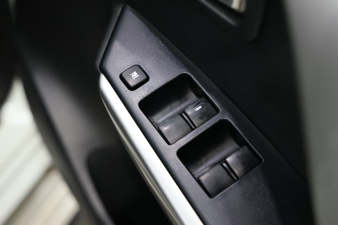 2016 Mitsubishi Pajero Sport Exceed (4x4) 7 Seat, Automatic, 167083 km, Drivers Side Door Panel Controls