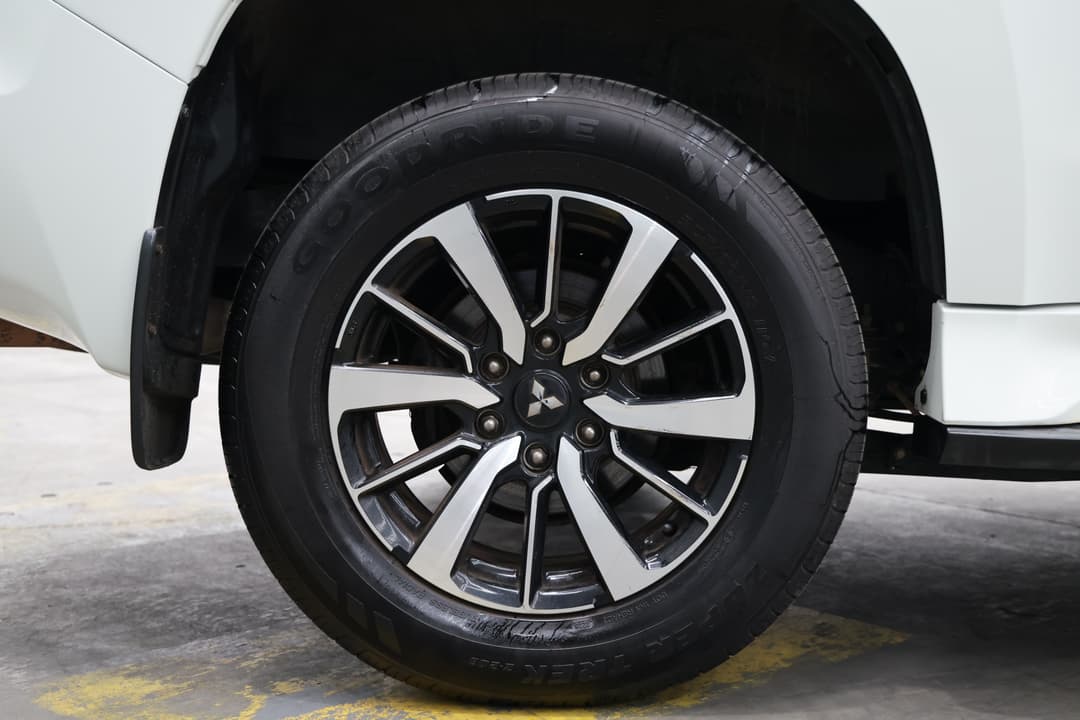 2016 Mitsubishi Pajero Sport Exceed (4x4) 7 Seat, Automatic, 167083 km, Right Rear Wheel