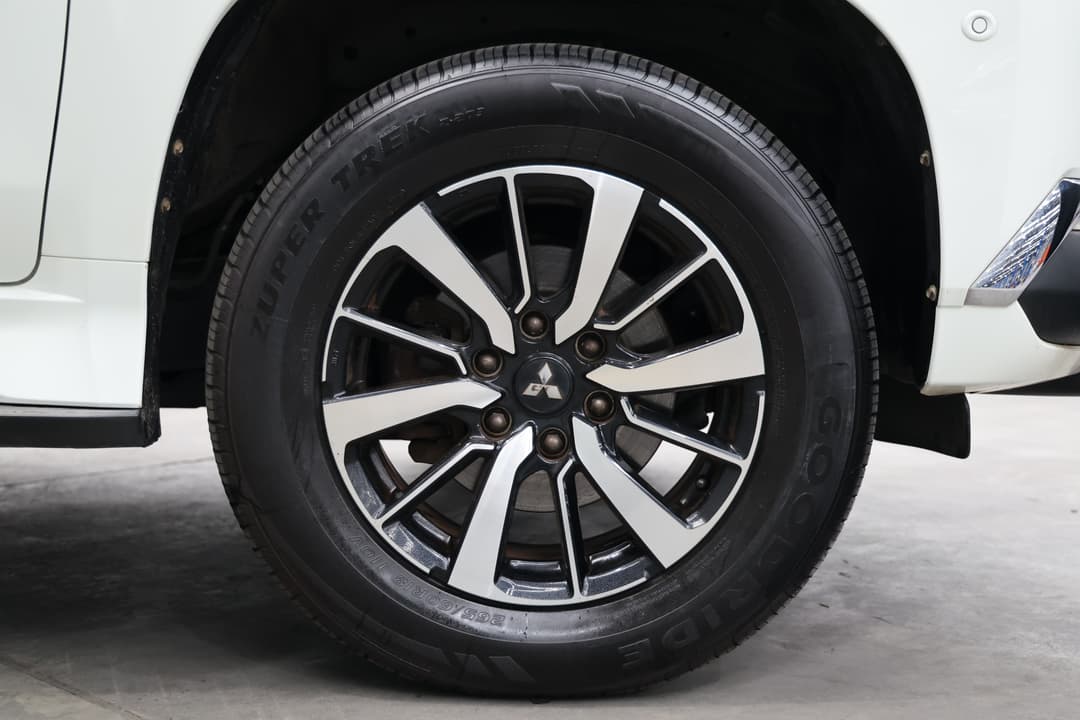 2016 Mitsubishi Pajero Sport Exceed (4x4) 7 Seat, Automatic, 167083 km, Right Front Wheel