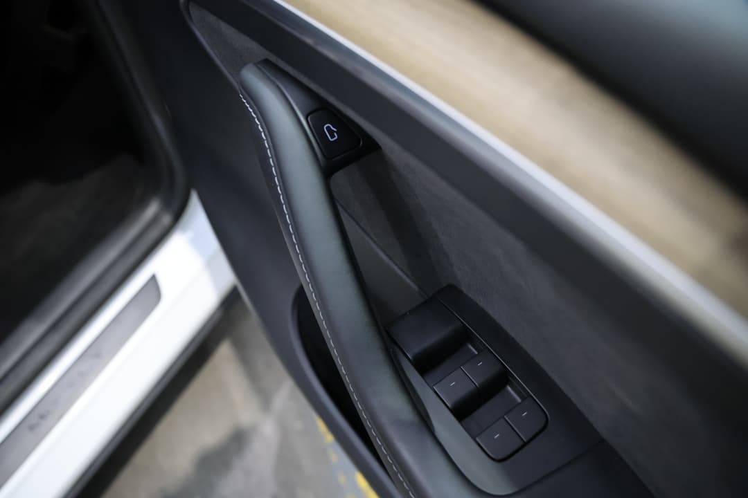2022 Tesla Model Y Rear-wheel Drive, Automatic, 59368 km, Drivers Side Door Panel Controls