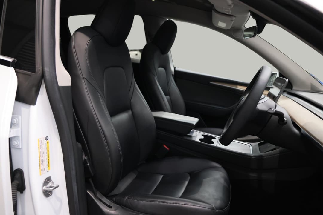 2022 Tesla Model Y Rear-wheel Drive, Automatic, 59368 km, Right Side Front Door Cabin View