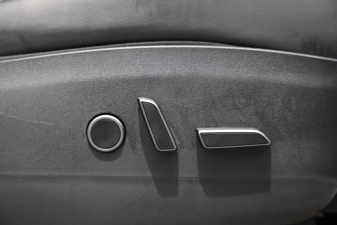 2022 Tesla Model Y Rear-wheel Drive, Automatic, 59368 km, Drivers Side Adjustment Panel