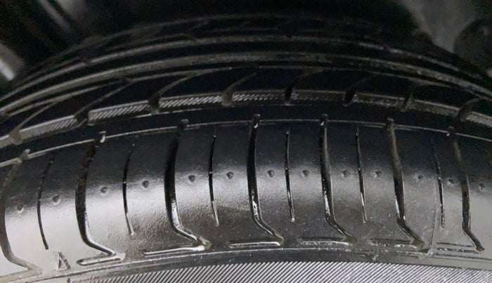 2016 Skoda Rapid AMBITION 1.6 MPFI MT, Petrol, Manual, 48,477 km, Left Front Tyre Tread