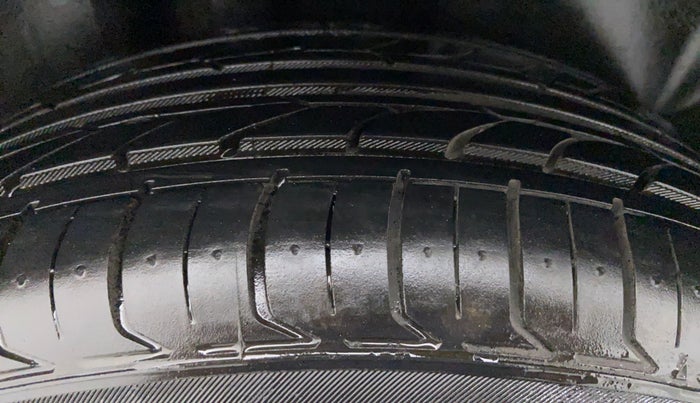 2016 Skoda Rapid AMBITION 1.6 MPFI MT, Petrol, Manual, 48,477 km, Right Front Tyre Tread