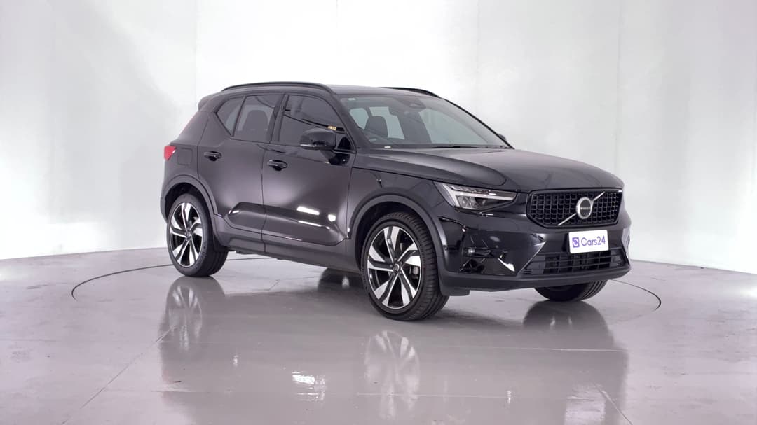 2023 Volvo Xc40 Ultimate B5 Dark Mhev, Automatic, 35640 km, Right Front Diagonal (45- Degree) View