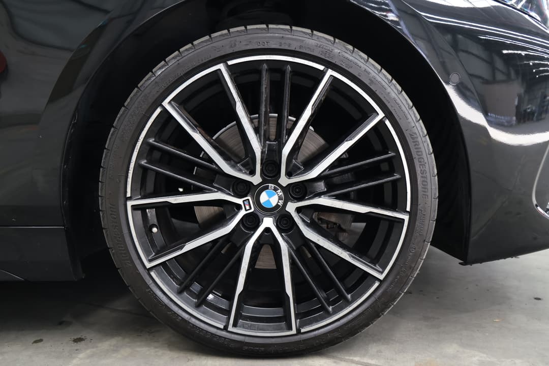 2021 BMW 1 18i M Sport, Automatic, 54467 km, Right Front Wheel