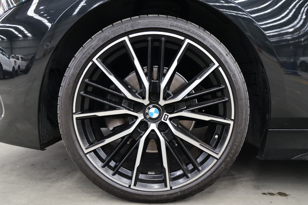 2021 BMW 1 18i M Sport, Automatic, 54467 km, Left Front Wheel