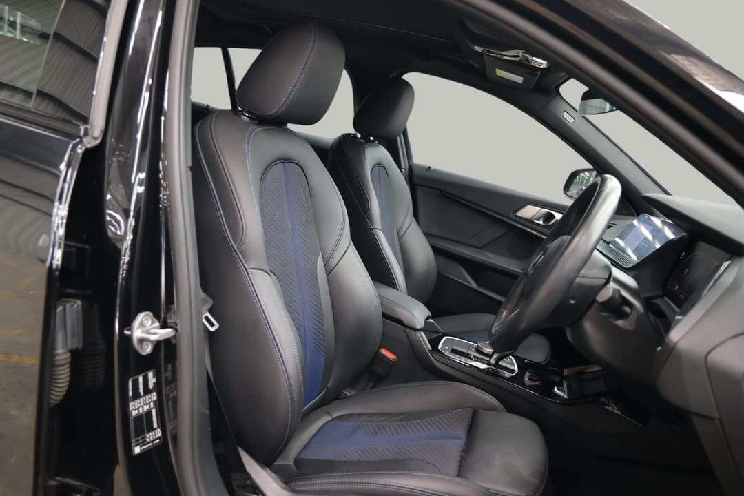 2021 BMW 1 18i M Sport, Automatic, 54467 km, Right Side Front Door Cabin View