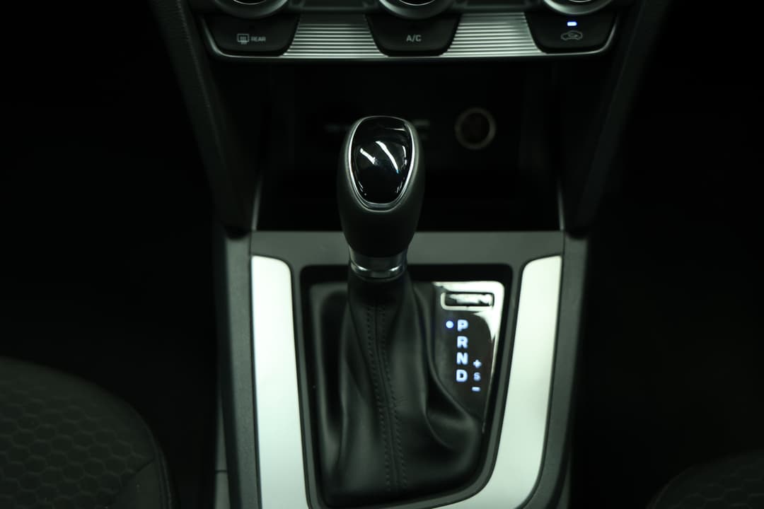 2019 Hyundai Elantra Active, Automatic, 39847 km, Gear Lever 