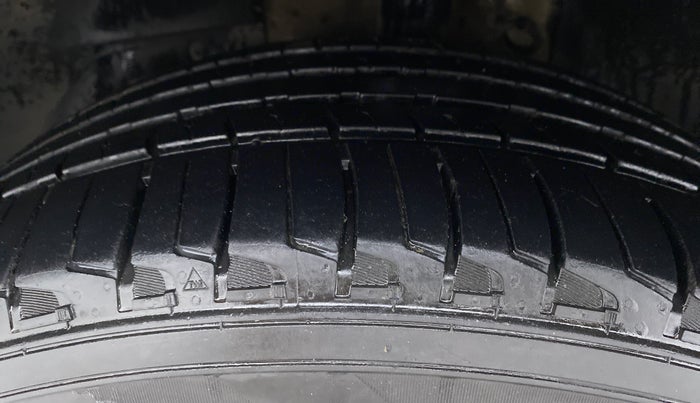 2020 Mahindra XUV500 W11, Diesel, Manual, 80,086 km, Left Front Tyre Tread