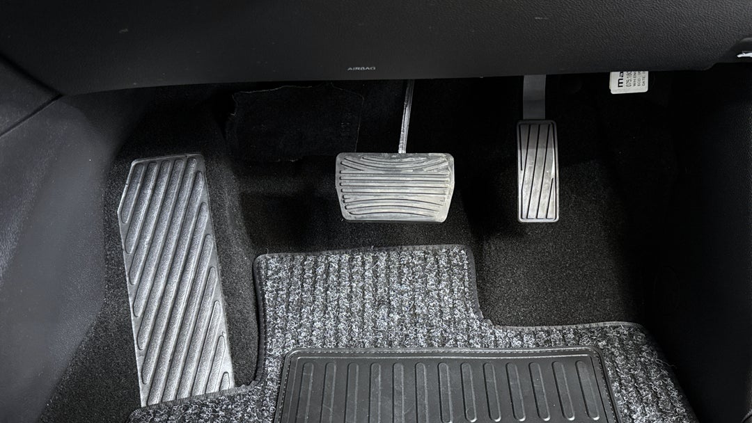 2024 Mahindra Xuv700 Ax7l, Automatic, 8513 km, Pedals and Footmat