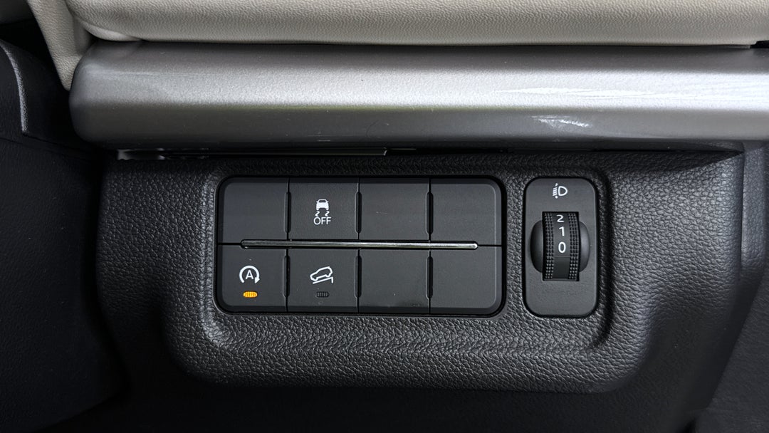 2024 Mahindra Xuv700 Ax7l, Automatic, 8513 km, Utility Switches/Buttons