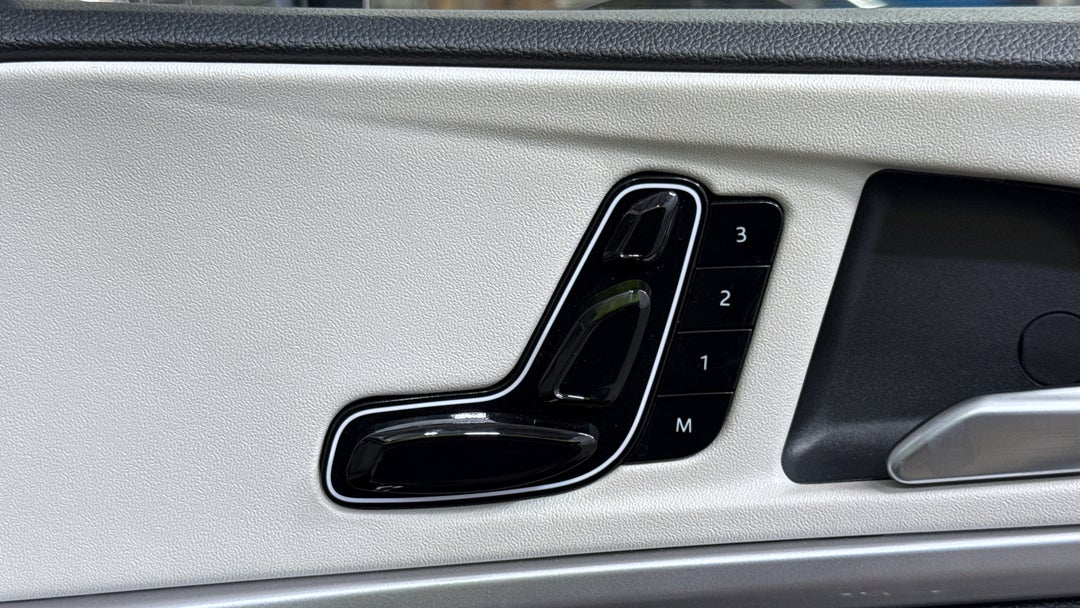 2024 Mahindra Xuv700 Ax7l, Automatic, 8513 km, Drivers Side Adjustment Panel