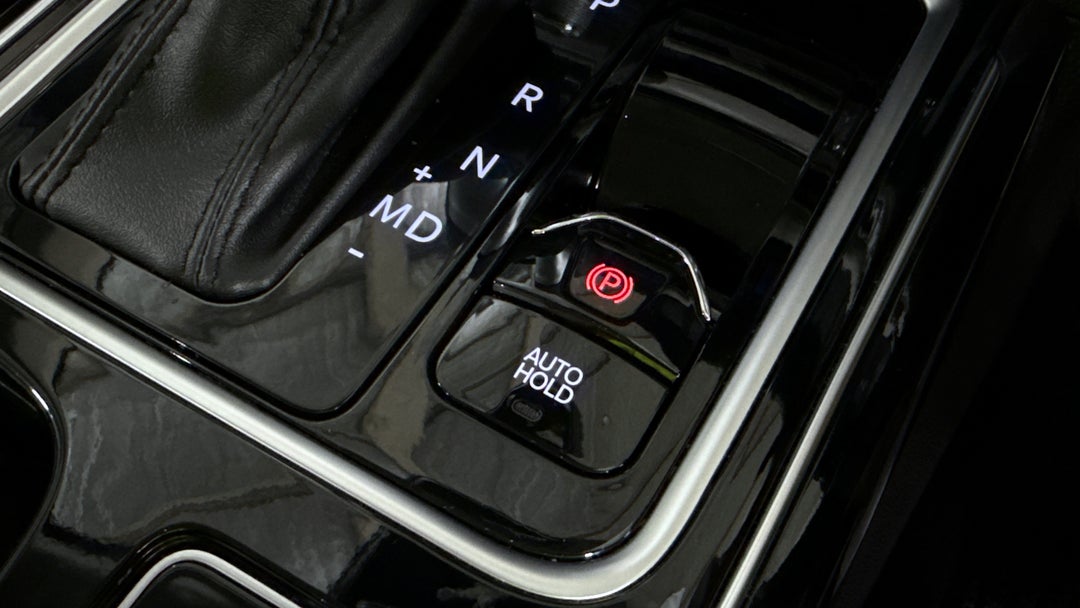 2024 Mahindra Xuv700 Ax7l, Automatic, 8513 km, Handbrake