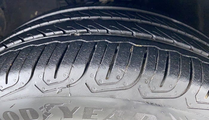 2017 Volkswagen Vento COMFORTLINE MT PETROL, Petrol, Manual, 68,808 km, Right Front Tyre Tread