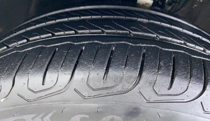 2017 Volkswagen Vento COMFORTLINE MT PETROL, Petrol, Manual, 68,808 km, Left Front Tyre Tread