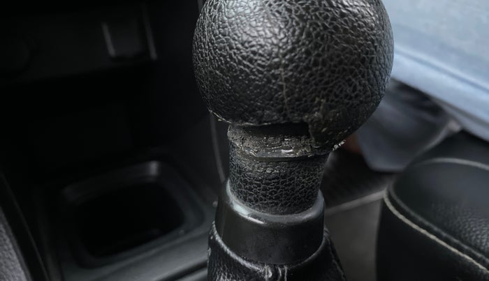 2015 Maruti Swift ZXI, Petrol, Manual, 76,056 km, Gear lever - Knob has minor damage