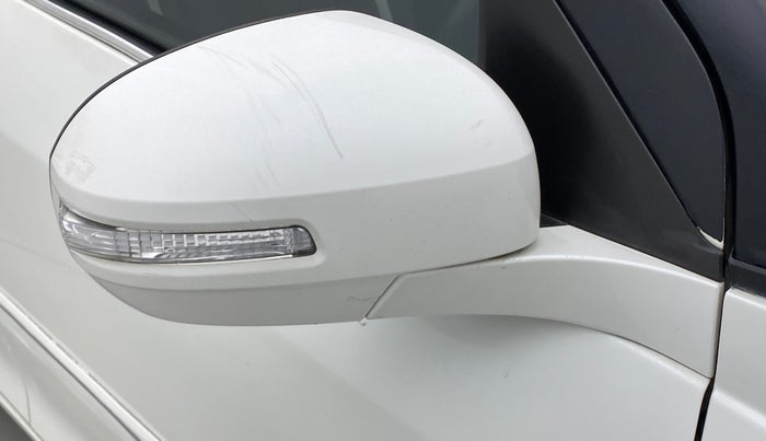 2015 Maruti Swift ZXI, Petrol, Manual, 76,065 km, Right rear-view mirror - Folding motor not working