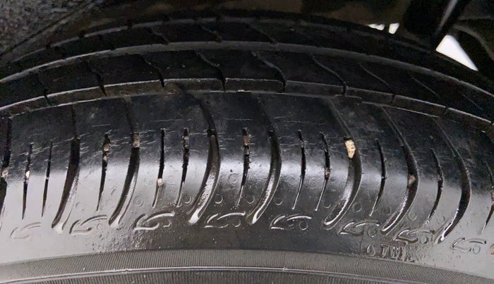 2017 Maruti Wagon R 1.0 VXI PLUS, Petrol, Manual, 37,469 km, Right Front Tyre Tread
