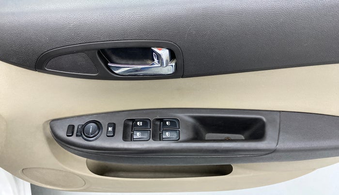 2012 Hyundai i20 MAGNA O 1.2, Petrol, Manual, 66,222 km, Driver Side Door Panels Control