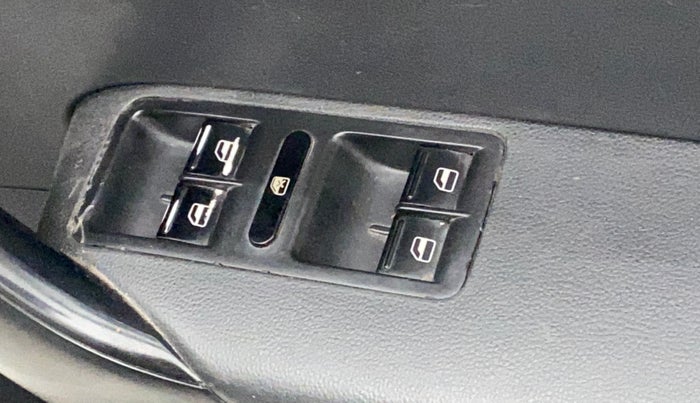 2016 Volkswagen Polo COMFORTLINE 1.5L, Diesel, Manual, 82,654 km, Right front window switch / handle - Power window makes minor noise