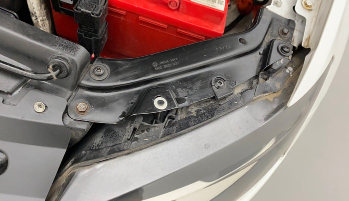 2016 Volkswagen Polo COMFORTLINE 1.5L, Diesel, Manual, 82,654 km, Left headlight - Clamp has minor damage