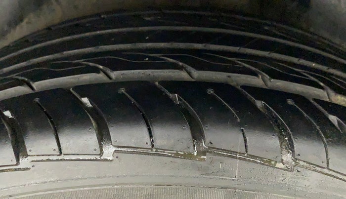 2017 Maruti Ciaz ALPHA  AT 1.4  PETROL, CNG, Automatic, 1,20,295 km, Left Rear Tyre Tread