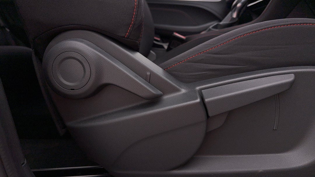 2023 MG Zst Core, Automatic, 11897 km, Drivers Side Adjustment Panel